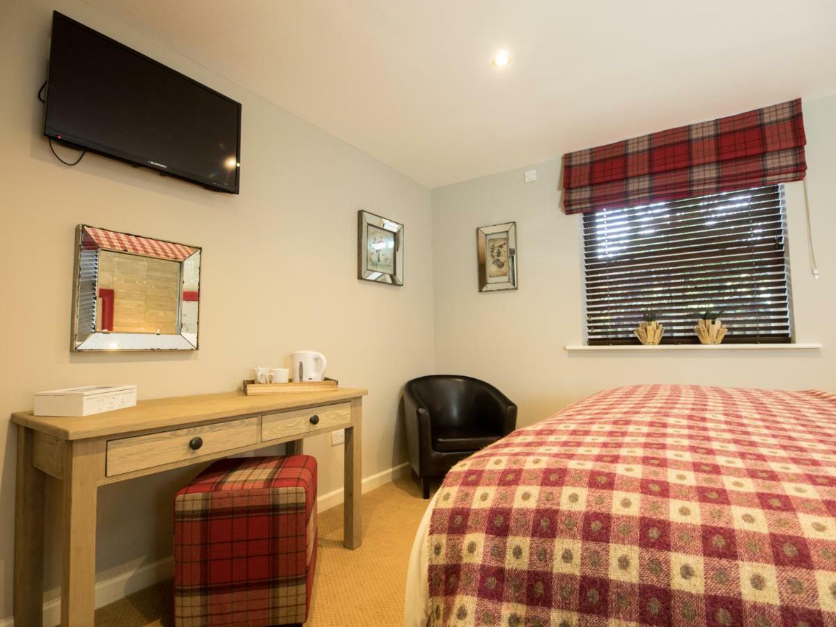 Hotel The World'S End - Northampton Ecton Esterno foto
